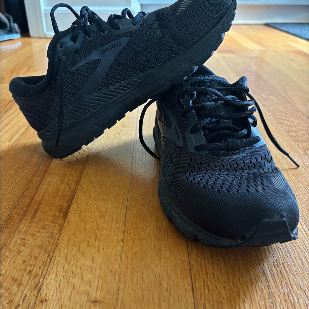 Brooks Addiction GTS - Men’s 2E - black running shoes